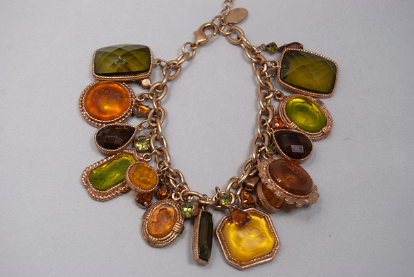 Chain bracelet with colored beads (closeup)