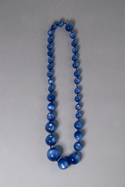 Blue bead graduated necklace