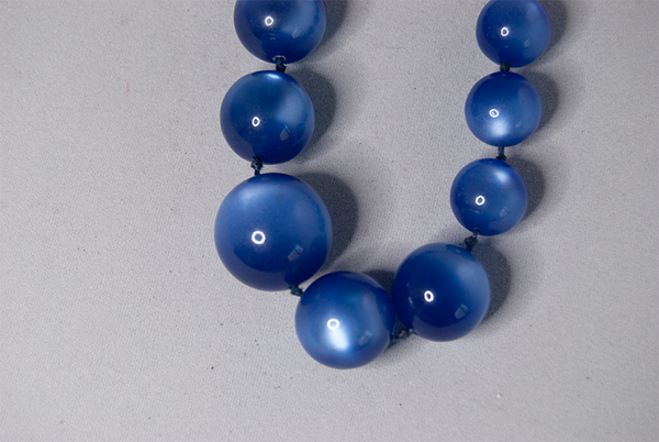 Blue bead graduated necklace