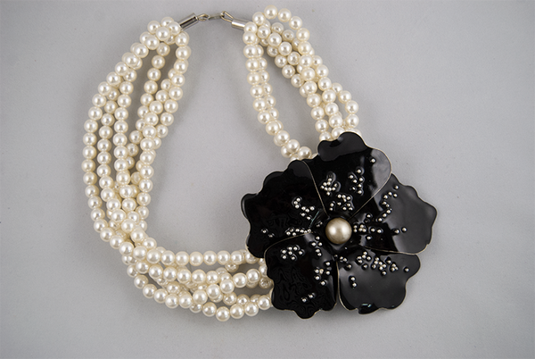 Pearl necklace with black flower